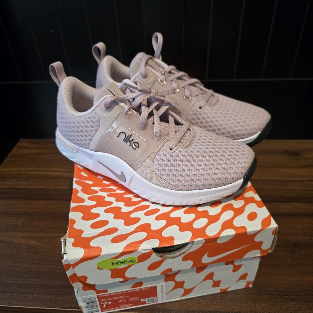 NWT Womens Nike Light Pink Running Shoes